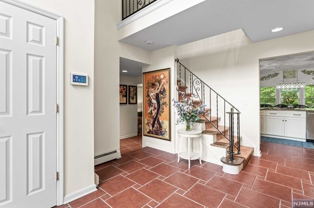 8 Elkton Ter, East Hanover NJ 07936-2526 exterior