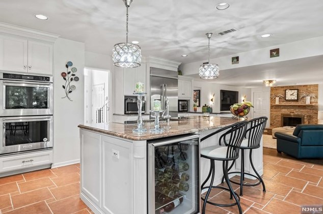 8 Elkton Ter, East Hanover NJ 07936-2526 exterior