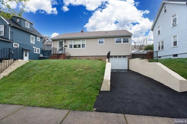 587 Center Ave, River Edge, NJ 07661-2126