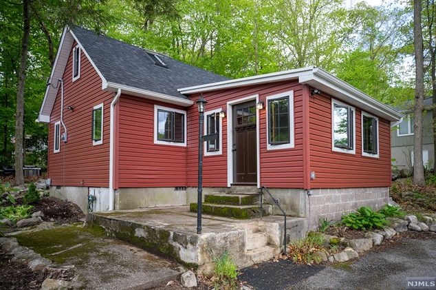 232 Pohatcong Rd, Barry Lakes, NJ 07422-9108