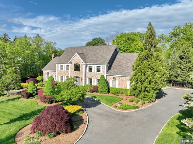 23 Crocker Mansion Dr, Mahwah, NJ 07430-2547