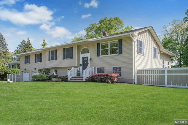 43 Hamilton St, Allendale, NJ 07401