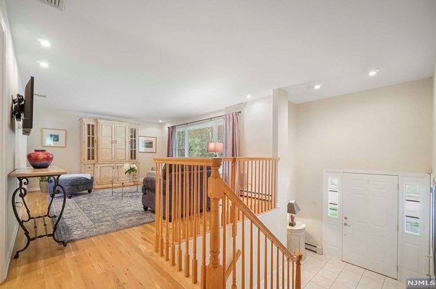 60 5th St, Midland Pk, NJ 07432-1225