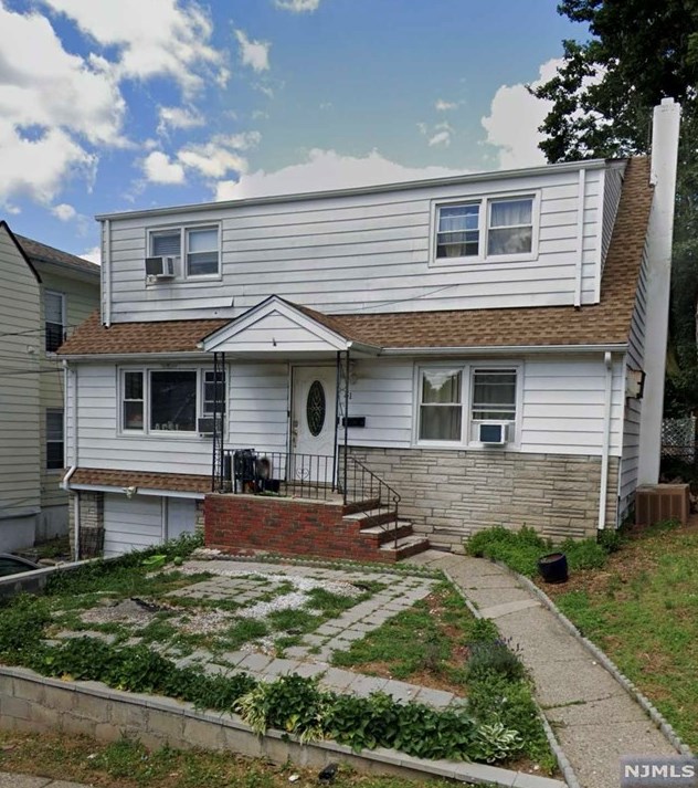 51 Autumn St, Lodi, NJ 07644-2301