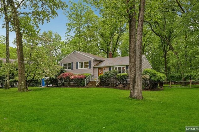 12 Fairhaven Dr, Allendale, NJ 07401