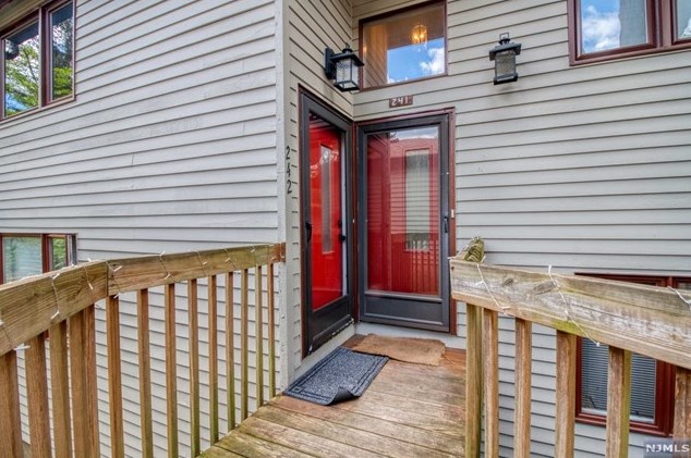 241 Mountainview Dr, Mahwah, NJ 07430-3425