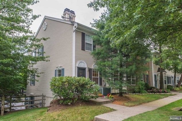 2421 Stanhope Ct, Mahwah, NJ 07430