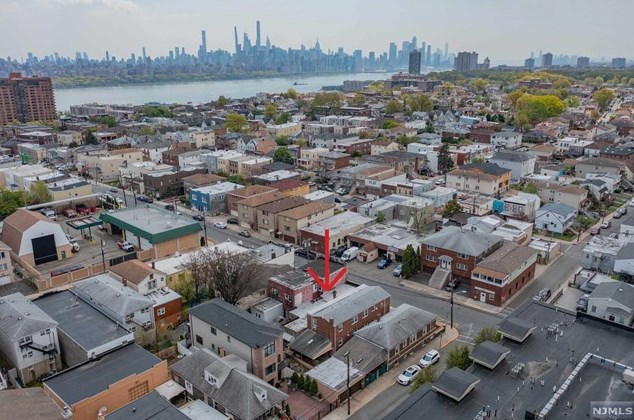 251 Main St, Cliffside Park, NJ 07010-1105