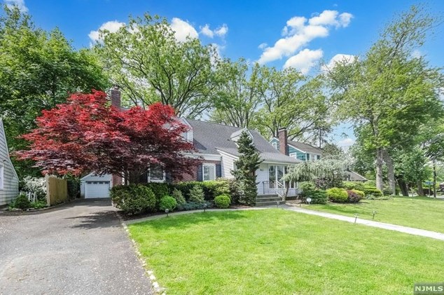 94 Bennett Rd, Teaneck, NJ 07666-5531