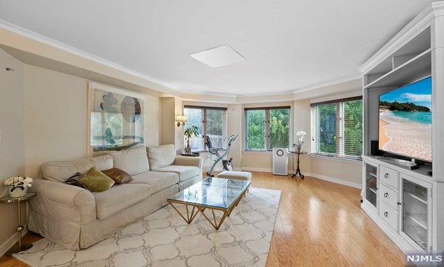 305 Williams Ct, Edgewater NJ 07020-1613 exterior