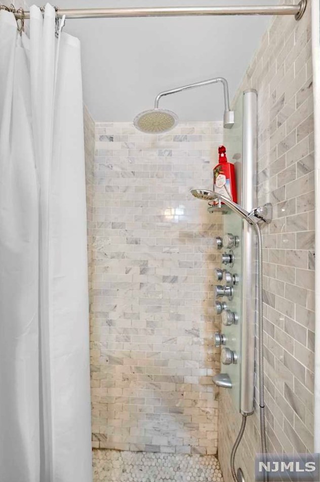 305 Williams Ct, Edgewater NJ 07020-1613 exterior