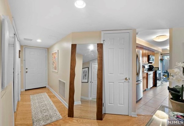 305 Williams Ct, Edgewater NJ 07020-1613 exterior