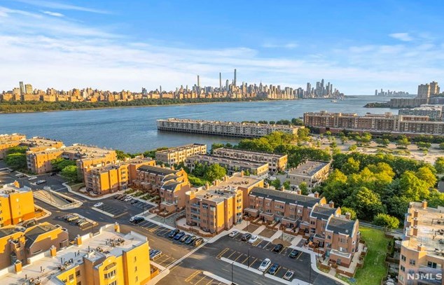 305 Williams Ct, Edgewater NJ 07020-1613 exterior