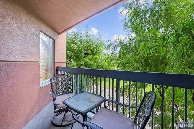 305 Williams Ct, Edgewater NJ 07020-1613 exterior