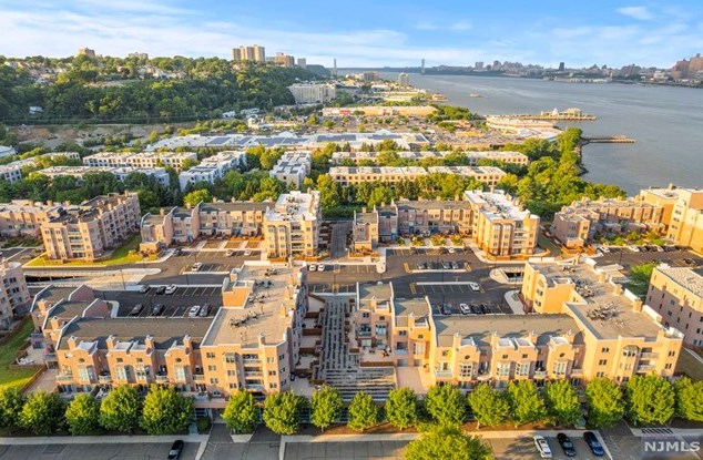 305 Williams Ct, Edgewater NJ 07020-1613 exterior