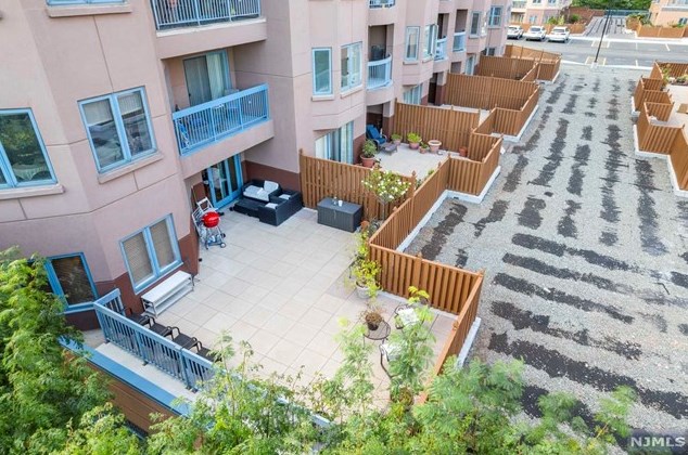 305 Williams Ct, Edgewater NJ 07020-1613 exterior