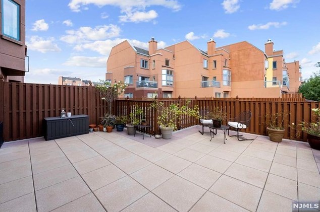 305 Williams Ct, Edgewater NJ 07020-1613 exterior