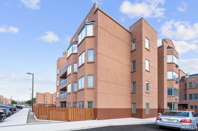 305 Williams Ct, Edgewater NJ 07020-1613 exterior