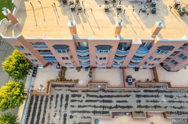 305 Williams Ct, Edgewater NJ 07020-1613 exterior