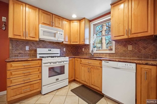 321 Griggs Ave, Teaneck NJ 07666-3101 exterior