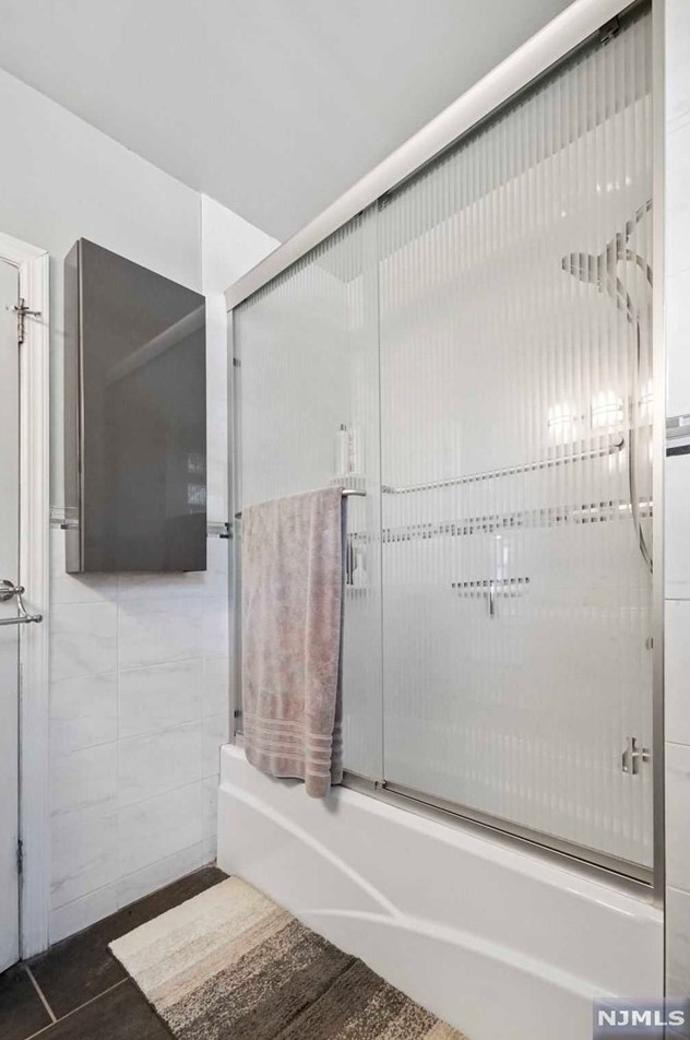 321 Griggs Ave, Teaneck NJ 07666-3101 exterior