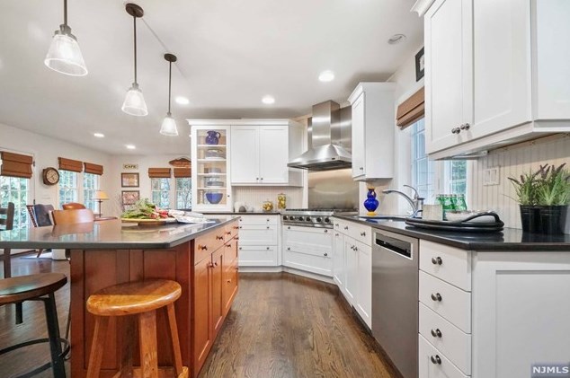 125 Oak St, Tenafly NJ 07670-3013 exterior