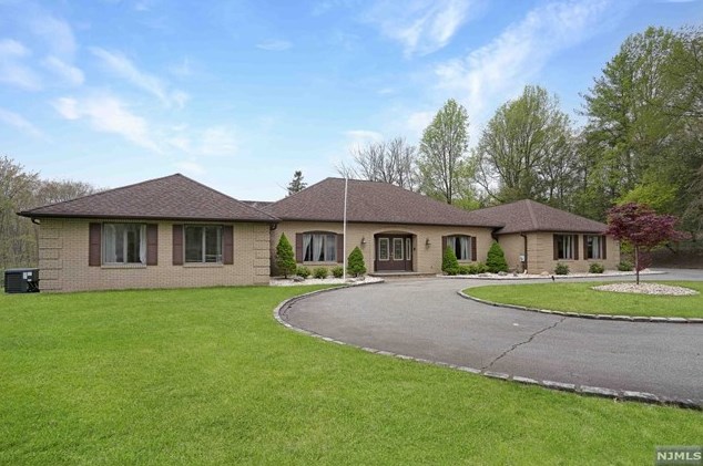 931 Marie Ct, Franklin Lakes, NJ 07417