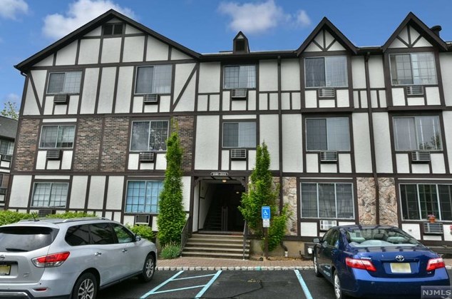 2108 Hawthorne Ln, Mahwah, NJ 07430-3496