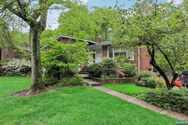 260 Castle Dr, Englewood, NJ 07632