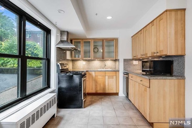 2350 5 St, West Fort Lee NJ 07024-7812 exterior