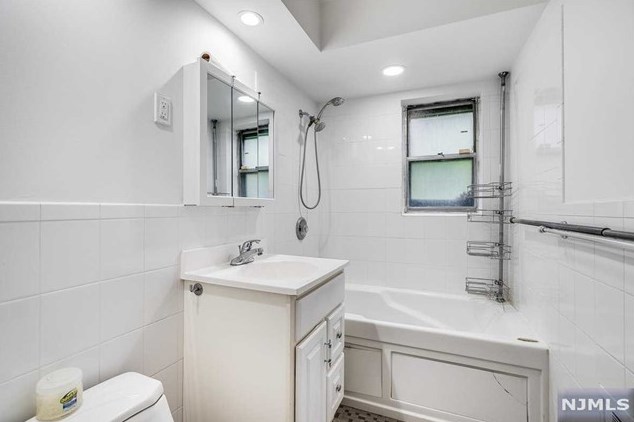 2350 5 St, West Fort Lee NJ 07024-7812 exterior