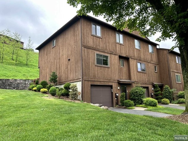 95 Metro Vista Dr, Paterson NJ  07506-3436 exterior