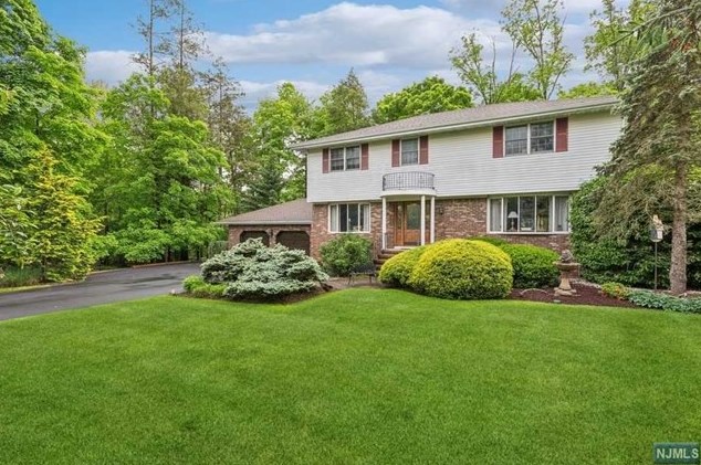 1 Ridge Ct, Hillsdale, NJ 07642-1041