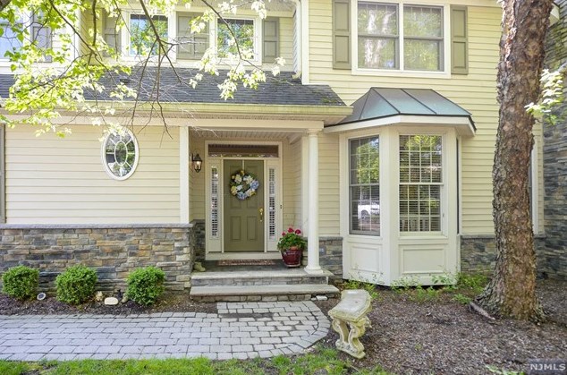 52 Schindler Ct, Upper Saddle River, NJ 07458