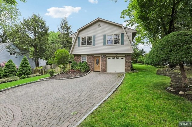 20 John St, Closter, NJ 07624-1204