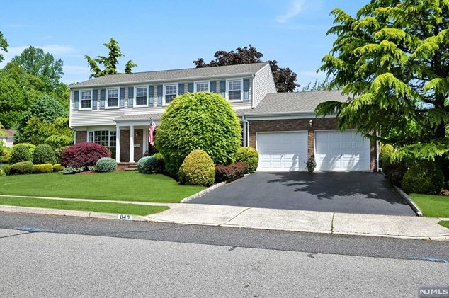 840 Hennigar Pl, Oradell, NJ 07649-1921