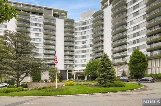 1 Claridge Dr #824, Verona, NJ 07044