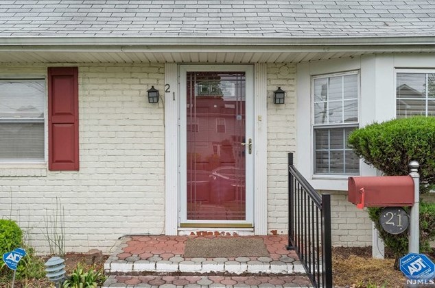 21 Lincoln Ave, Elmwood Park NJ  07407-1614 exterior
