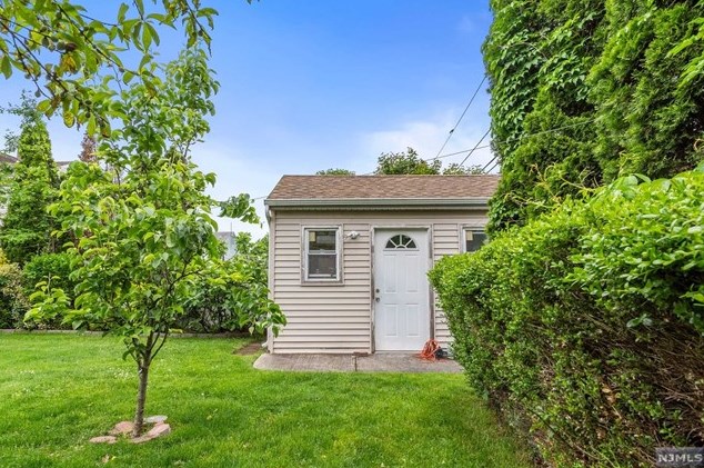 21 Lincoln Ave, Elmwood Park NJ  07407-1615 exterior