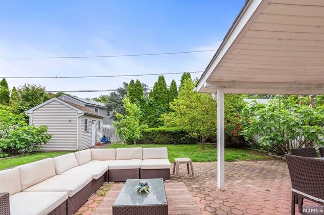 21 Lincoln Ave, Elmwood Park NJ  07407-1615 exterior