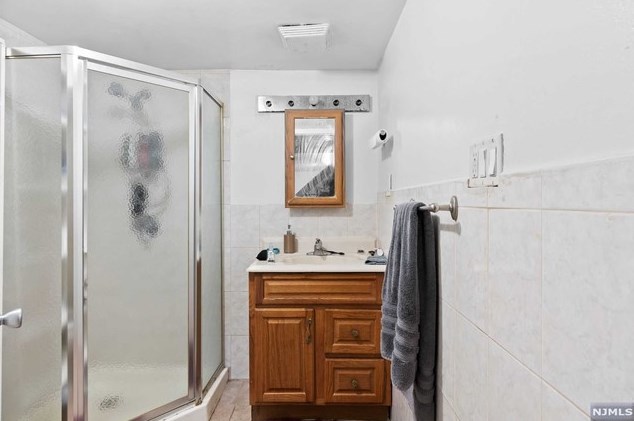 21 Lincoln Ave, Elmwood Park NJ  07407-1615 exterior
