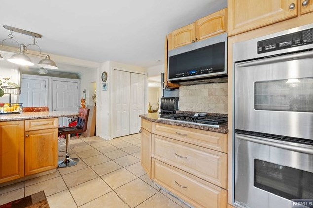21 Lincoln Ave, Elmwood Park NJ  07407-1615 exterior