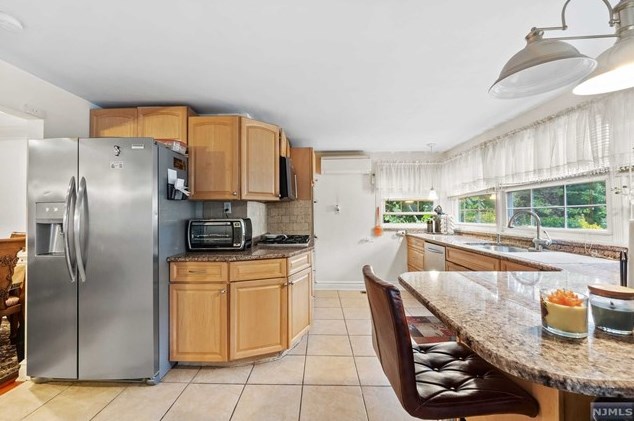 21 Lincoln Ave, Elmwood Park NJ  07407-1615 exterior