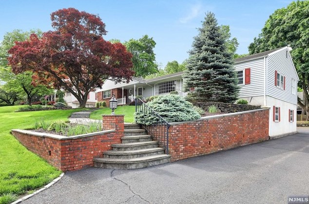 30 Heights Rd, Midland Pk, NJ 07432-1315