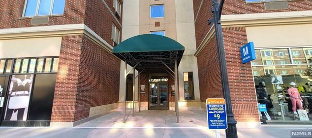 5202 City Pl, Edgewater, NJ 07020
