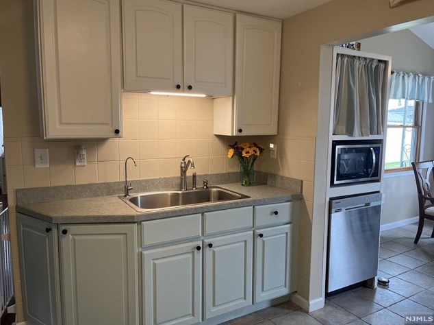 110 Lincoln Ave, Elmwood Park NJ  07407-1619 exterior