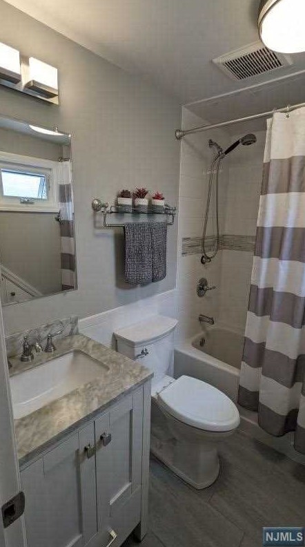110 Lincoln Ave, Elmwood Park NJ  07407-1619 exterior