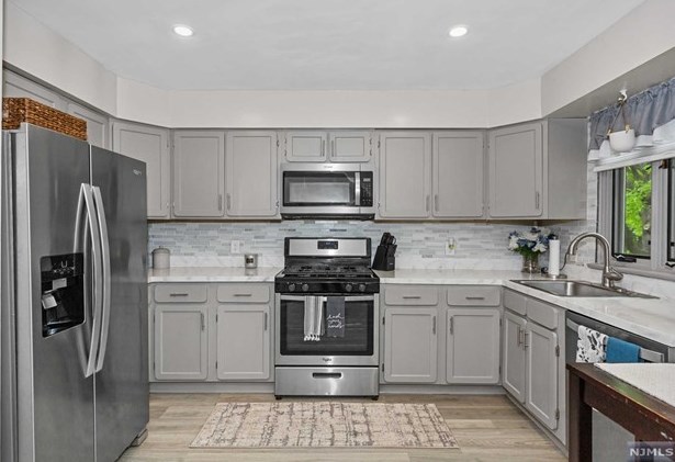 63 Ralph St, Wayne NJ 07470-2217 exterior