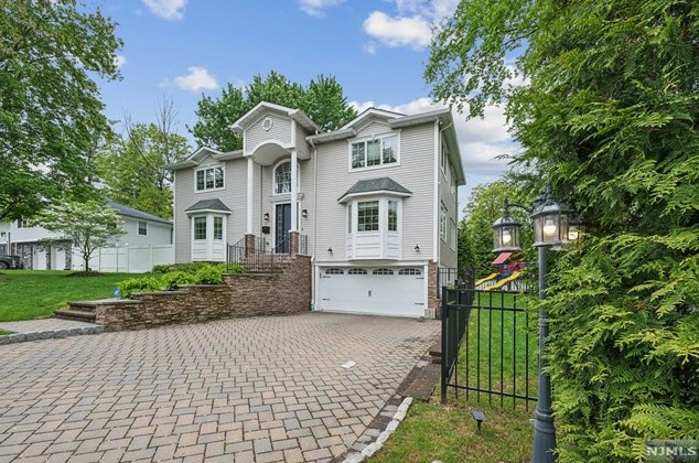 39 Drury Ln, Demarest, NJ 07627