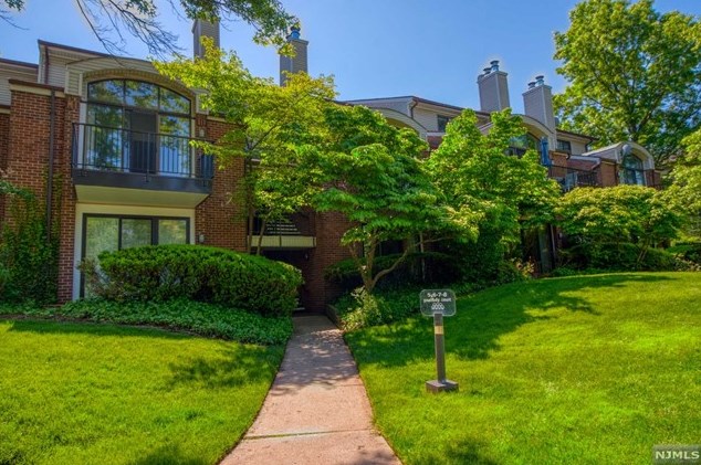 7 Peabody Ct, Teaneck, NJ 07666-6469